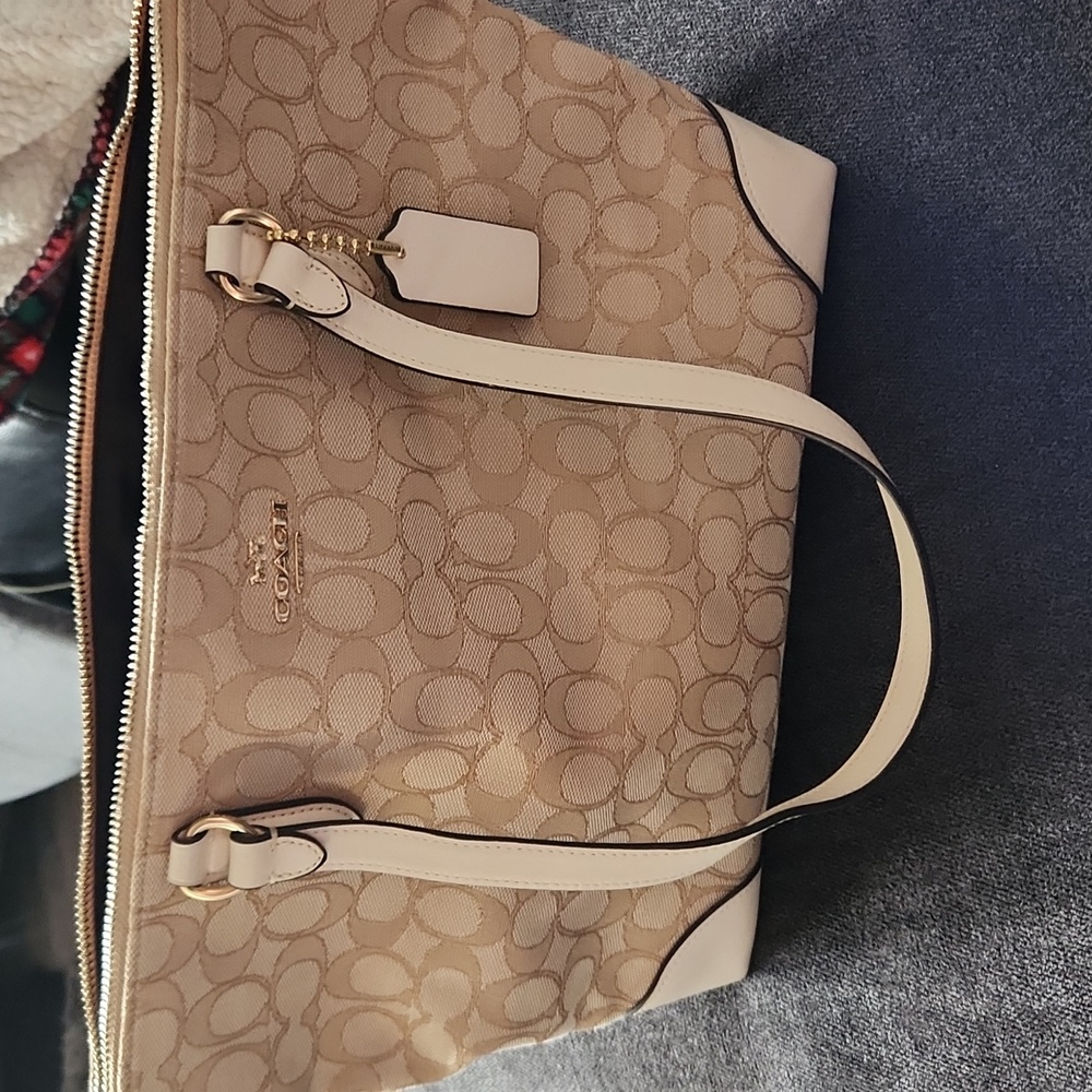 Nwot tan and cream coach purse